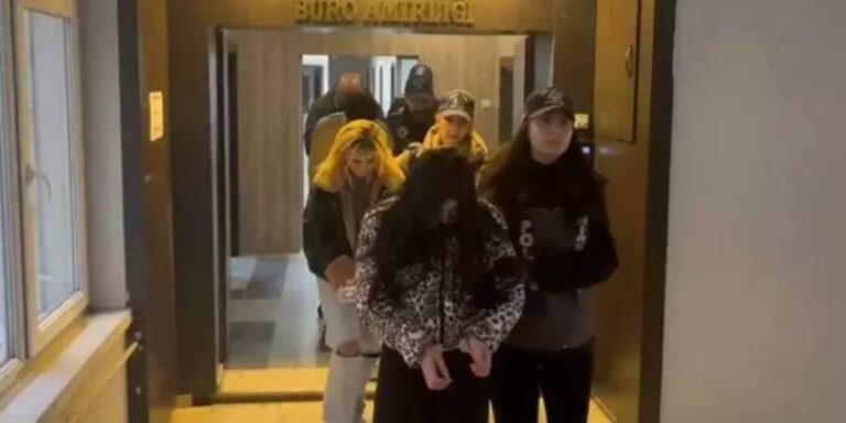 sosyal-medyadan-bulustuklari-erkekleri-dolandiran-10-supheli-tutuklandi-wbs6KaWw.jpg